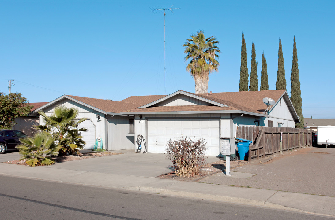 1709-1711 Darby Ln in Ceres, CA - Building Photo