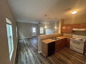7811 Kingsbury Wood in San Antonio, TX - Building Photo - Building Photo