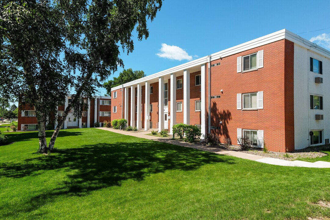 Colonial Court Apartments in West St. Paul, MN - Foto de edificio