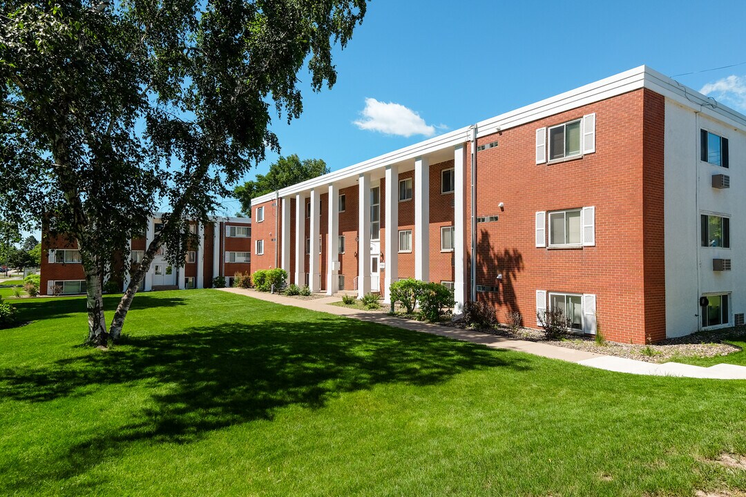 Colonial Court Apartments in West St. Paul, MN - Building Photo