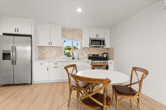 12801 Waddell St, Unit 12803 in Valley Village, CA - Foto de edificio - Building Photo