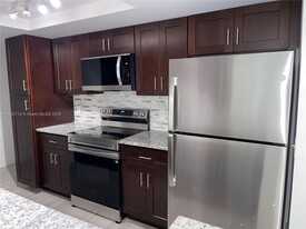 4171 N Haverhill Rd in West Palm Beach, FL - Building Photo