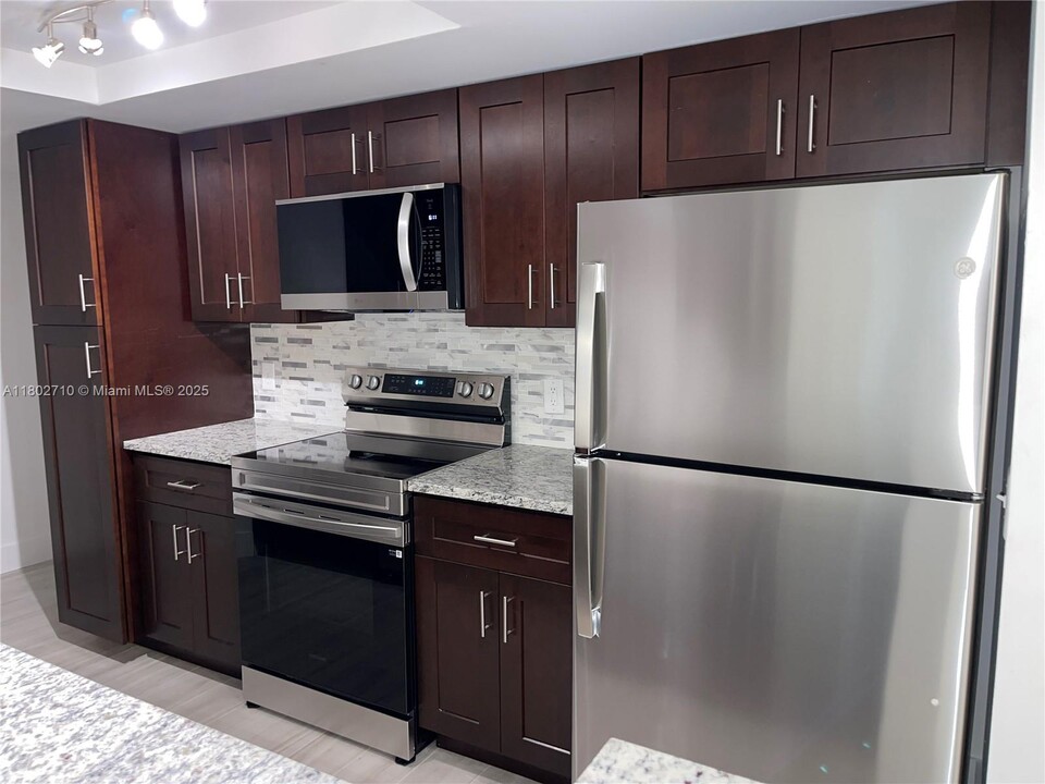 4171 N Haverhill Rd in West Palm Beach, FL - Building Photo