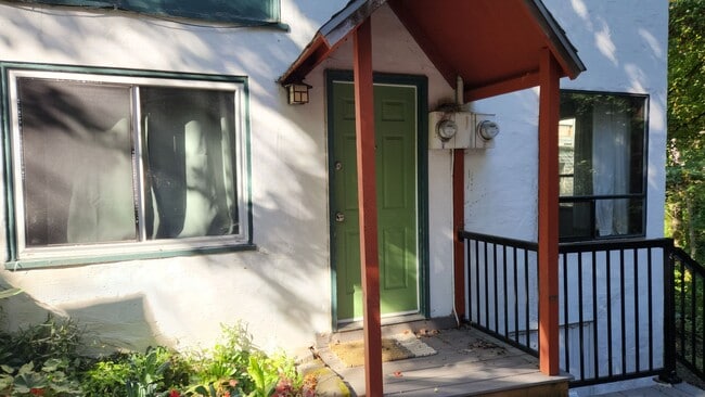 4900-4902 SW Slavin Rd in Portland, OR - Building Photo - Building Photo