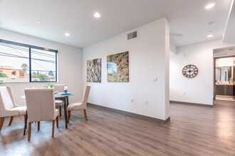 552 N Hobart Blvd in Los Angeles, CA - Building Photo - Interior Photo