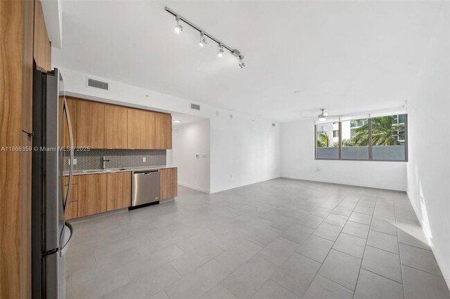 2150 N Bayshore Dr, Unit 309 in Miami, FL - Building Photo - Building Photo