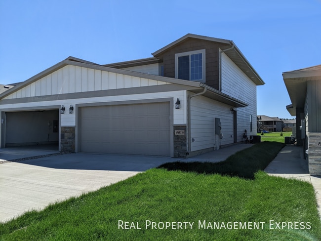3 Bedroom 2.5 Bathroom Single Family Townhome in Sioux Falls, SD - Building Photo - Building Photo