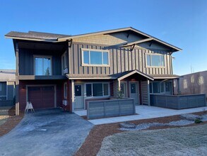 198 SW Maricopa Dr in Bend, OR - Building Photo - Building Photo