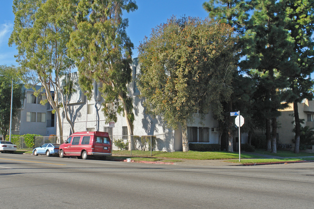 1555 S St Andrews Pl in Los Angeles, CA - Building Photo