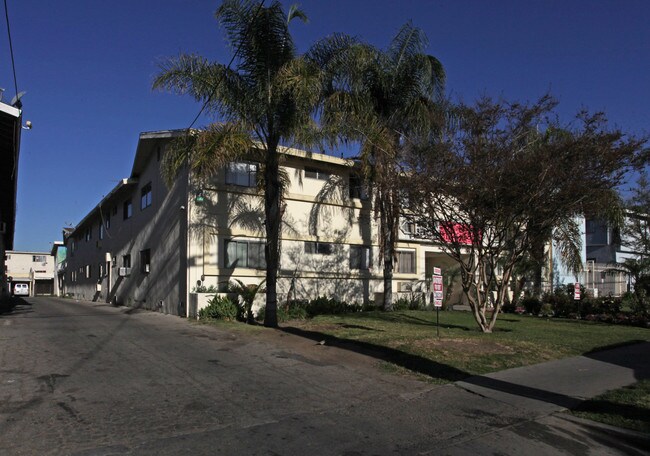 Sandpiper Apartments in Panorama City, CA - Building Photo - Building Photo