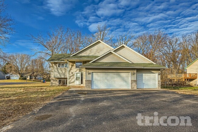 446 9th St SW in Forest Lake, MN - Foto de edificio - Building Photo