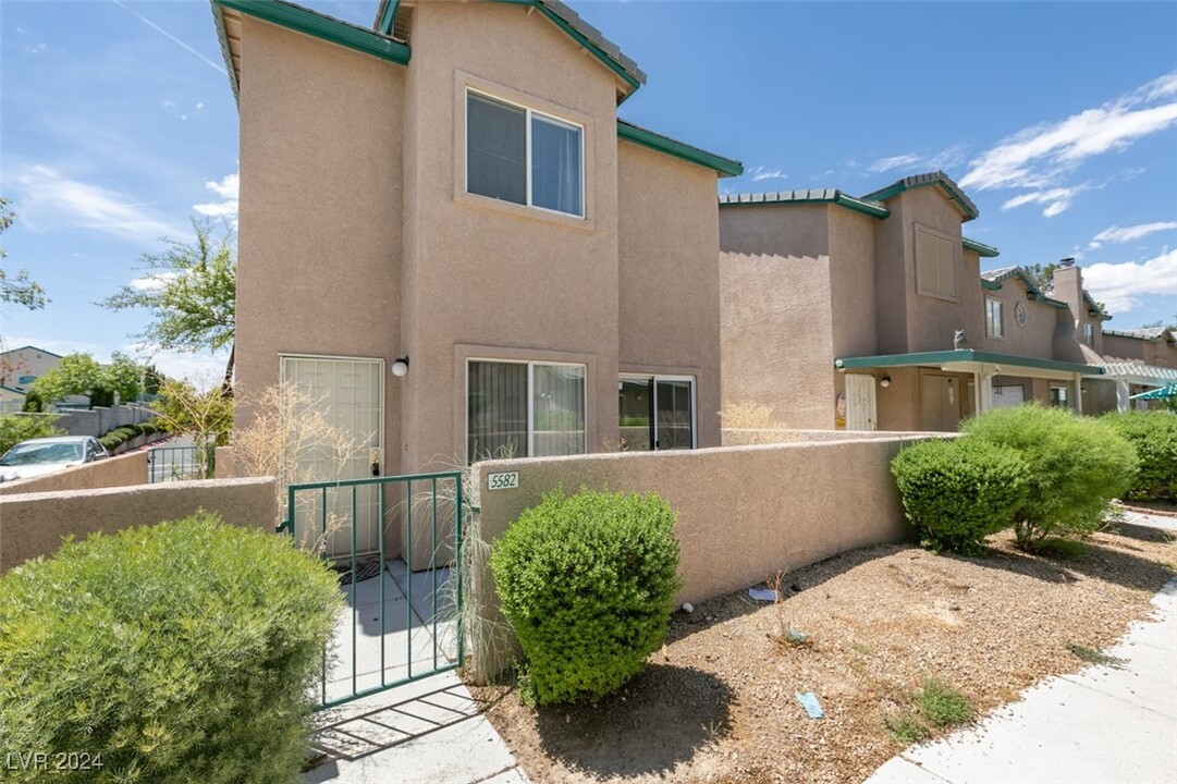 5582 Davies Dr in Las Vegas, NV - Building Photo