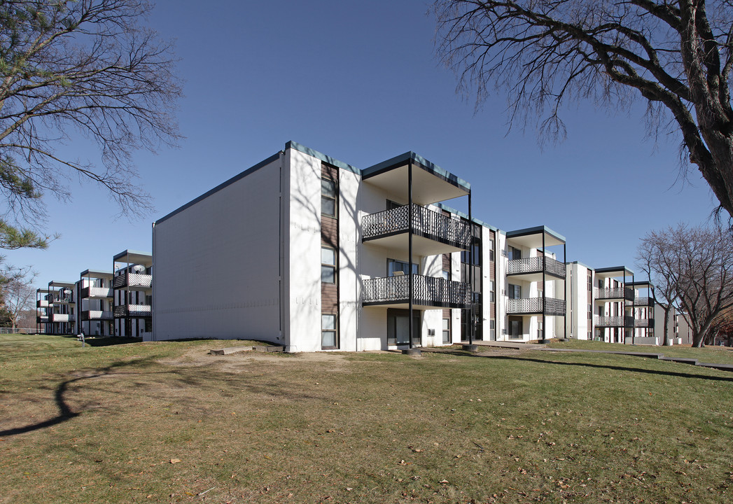 Sedona Hills Apartments in Crystal, MN - Building Photo