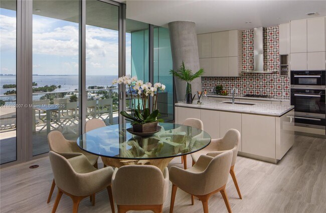 2675 S Bayshore Dr, Unit 1103S in Miami, FL - Foto de edificio - Building Photo