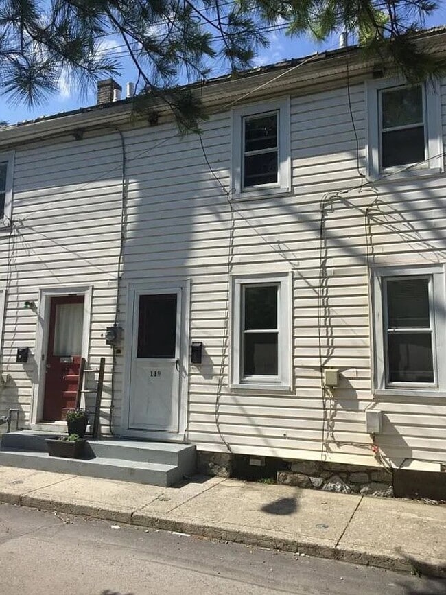 119 W Chapel Ave in Carlisle, PA - Building Photo - Building Photo