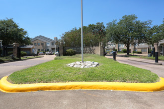 Grants Lake Condominiums in Sugar Land, TX - Foto de edificio - Building Photo