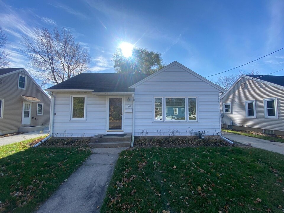 1308-3 1/2 3 1/2 St SE in Rochester, MN - Building Photo