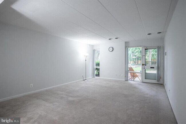 2525 Huntington Ave in Alexandria, VA - Building Photo - Building Photo