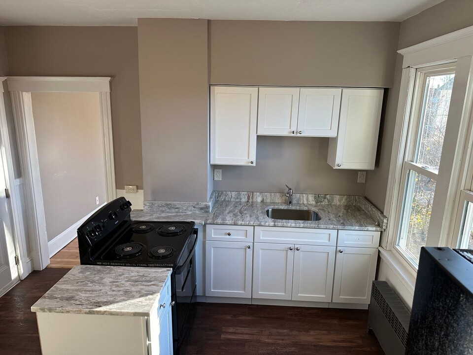 115 Eldridge St-Unit -115 2nd Floor in Manchester, CT - Foto de edificio