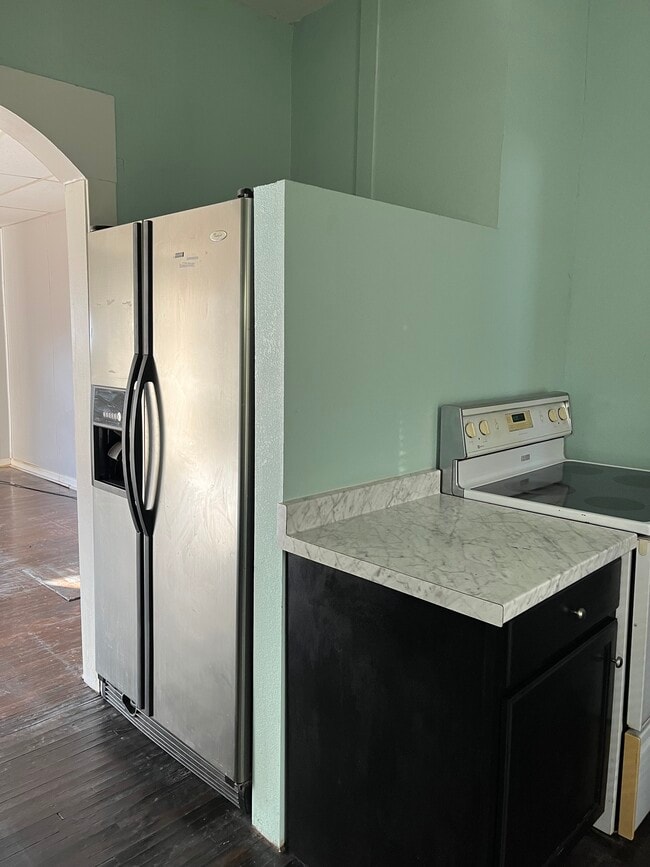 400 E 11th Ave in Hutchinson, KS - Foto de edificio - Building Photo