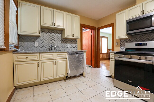 31 Bostonia Ave, Unit 1 in Brighton, MA - Foto de edificio - Building Photo