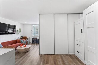 100 Lincoln Rd, Unit 301 in Miami Beach, FL - Building Photo - Building Photo