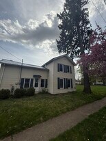 901 S Kalamazoo Ave in Marshall, MI - Building Photo