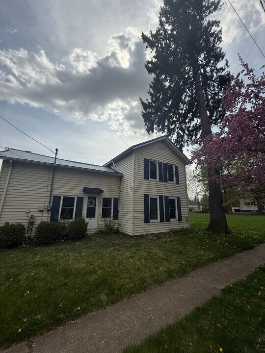 901 S Kalamazoo Ave in Marshall, MI - Building Photo