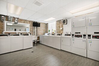 6105 N Winthrop Ave in Chicago, IL - Foto de edificio - Building Photo