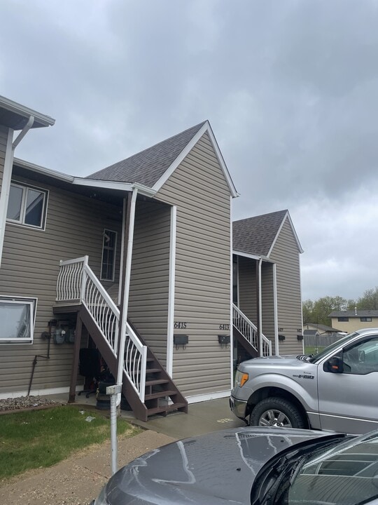 6413 Rochdale Blvd in Regina, SK - Building Photo