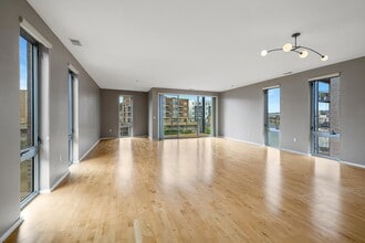2050 N Commerce St, Unit 302 in Milwaukee, WI - Foto de edificio - Building Photo
