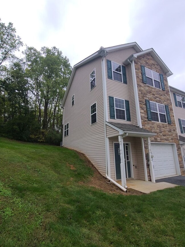 414 Viewpoint Way in Waynesboro, PA - Building Photo - Building Photo