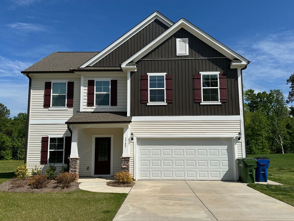 1745 Geyser Ct in Graham, NC - Building Photo