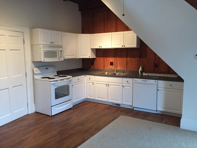 10 State St, Unit 310 in Newburyport, MA - Building Photo - Building Photo