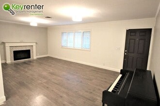 8312 Camelback Ct in Orangevale, CA - Foto de edificio - Building Photo