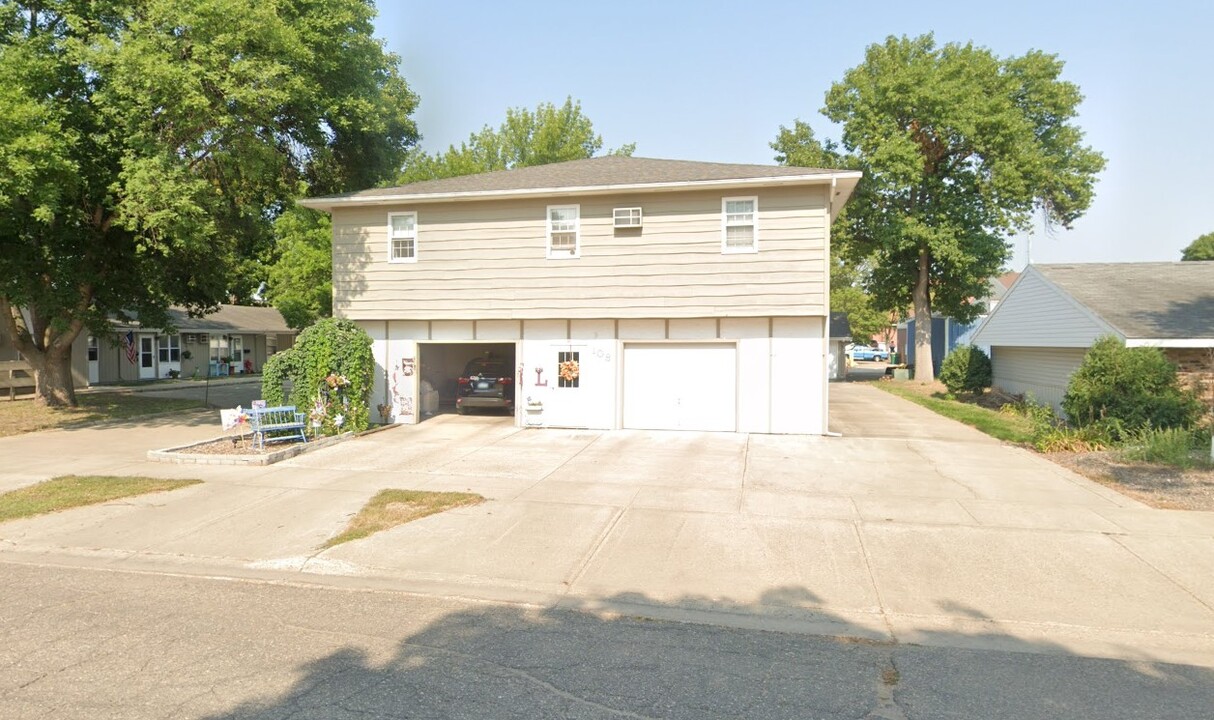 108 S 5th St, Unit 3 in Marshall, MN - Foto de edificio