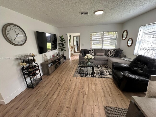 6040 SW 35th St in Miramar, FL - Building Photo - Building Photo