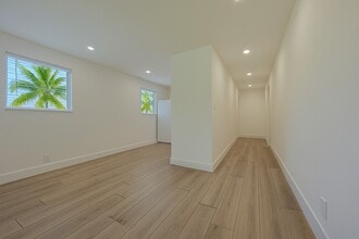 105 NW 14th Way in Dania Beach, FL - Building Photo - Building Photo