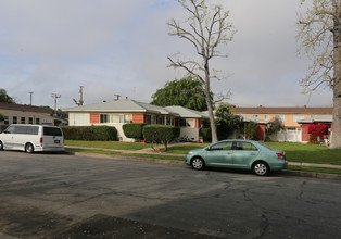 2421-2427 Brighton St in Burbank, CA - Building Photo - Building Photo