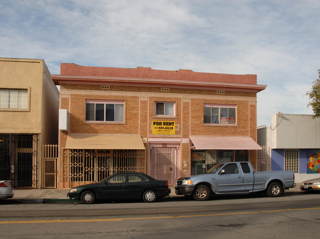 1055 Pine Ave in Long Beach, CA - Building Photo - Building Photo