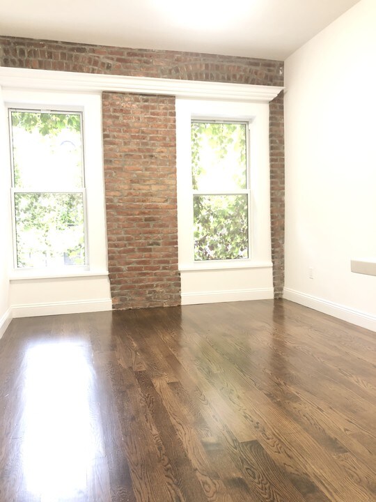 116 E 60th St in New York, NY - Building Photo