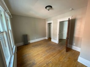 413 W Dutton St, Unit Apt#3 in Kalamazoo, MI - Building Photo - Building Photo