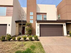 9653 McPherson Rd in Laredo, TX - Building Photo