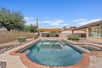 9632 N 58th Ln in Glendale, AZ - Foto de edificio - Building Photo