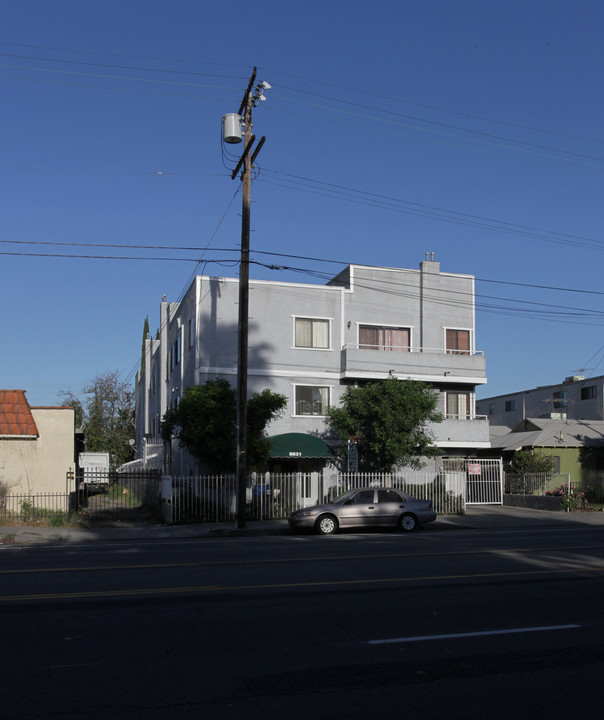 8831 Van Nuys Blvd in Panorama City, CA - Foto de edificio