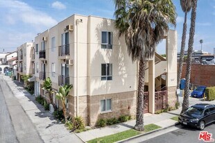 2301 Santa Monica Blvd in Santa Monica, CA - Building Photo
