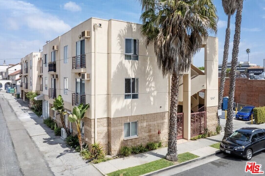 2301 Santa Monica Blvd in Santa Monica, CA - Building Photo