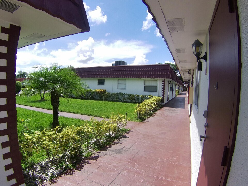 203 Waterford Cresent in Delray Beach, FL - Building Photo