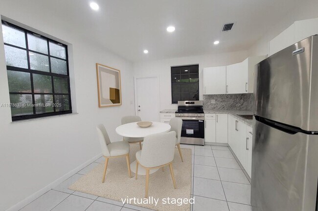 2365 SW 21st Ave in Miami, FL - Foto de edificio - Building Photo