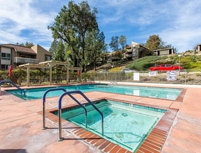 801 Pinetree Cir, Unit APT 22 in Thousand Oaks, CA - Foto de edificio - Building Photo